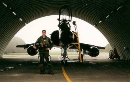 Steve Chesnel devant un Mirage 2000N — Base de Luxeuil, 1998